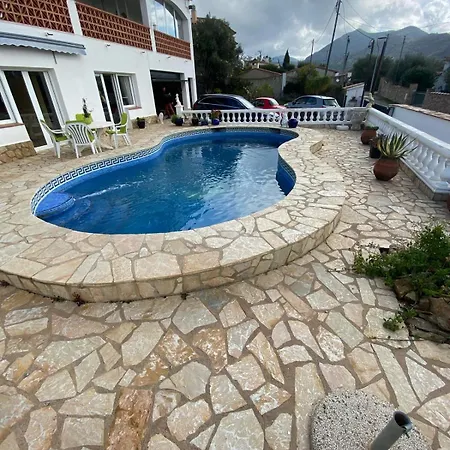 Superbe Avec Piscine A Mas Fumats Roses